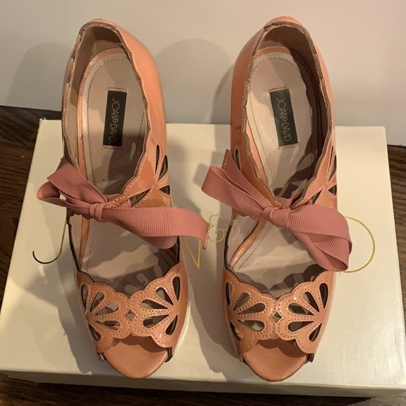 Joan & David Pink Pumps - Picture 2 of 4